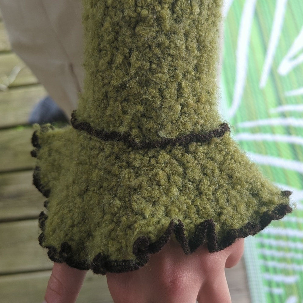 Green Sweater With Flower Accent - Picture 4 of 8